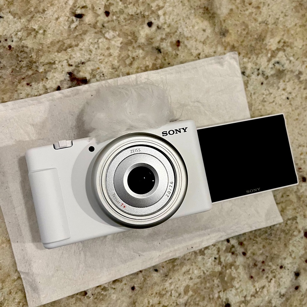 Sony - ZV-1F Vlog Camera for Content Creators and Vloggers + SONY wireless grip